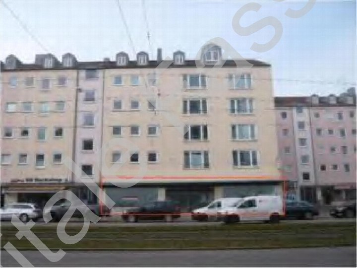 Fassade eines mehrstöckigen Gebäudes mit Ladenlokalen im Erdgeschoss und Wohnungen darüber, München, im Keller 58