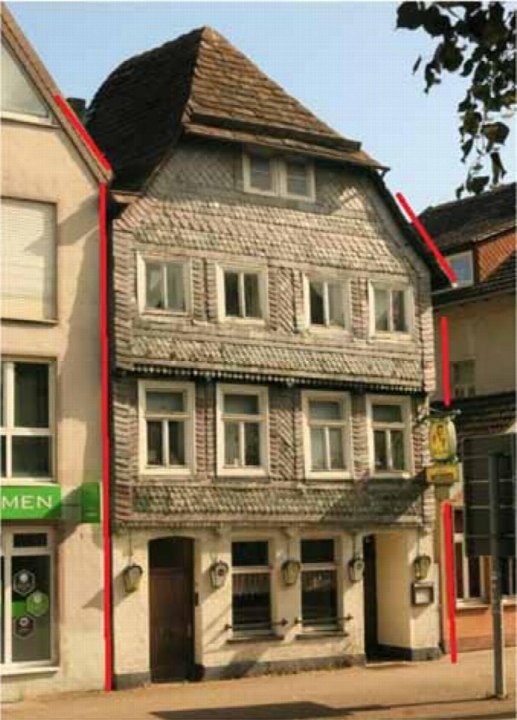 Vorderansicht eines Wohn- und Geschäftshauses in Höxter, Westerbachstraße 44, mit Fachwerkfassade und Satteldach