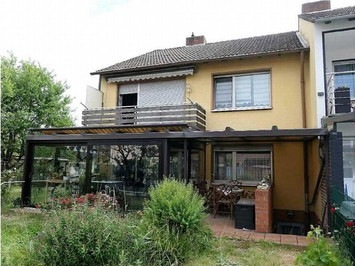 Gartenbereich mit Glasüberdachung, Terrasse, Pflanzen und Sitzmöbeln hinter einem zweifamilienhaus in Köln, Marienstraße 23