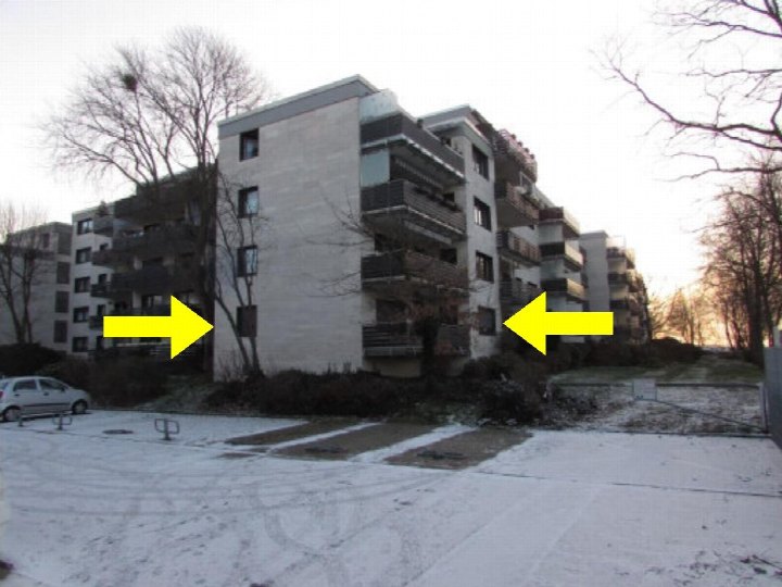 Seitenansicht eines mehrstöckigen Wohngebäudes im Wohnpark 37, Bergheim-Ahe, mit Balkonen und schneebedecktem Grundstück