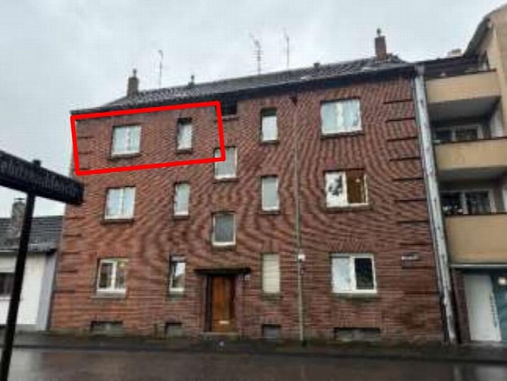 Vorderansicht eines mehrstöckigen Backsteinhauses mit Fenstern und Eingang, Wiesenstraße 23, Duisburg