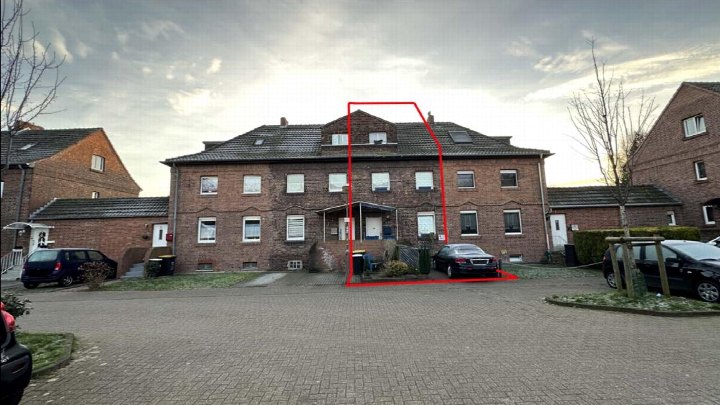 Frontansicht eines Reihenhauses in Duisburg, Ölbergstraße 12, mit Eingang, Fenstern und gepflastertem Vorplatz