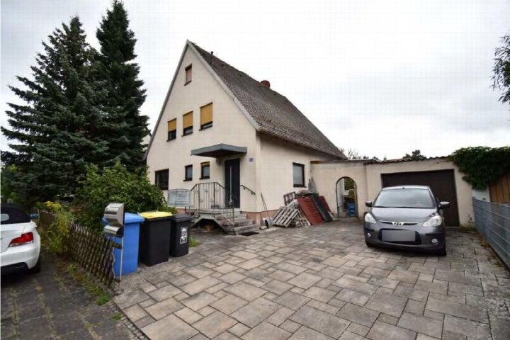 Gefliestes Vorhofgelände mit geparkten Autos, Garage und Teil eines Wohnhauses in Nürnberg, Pirmasenser Straße 118