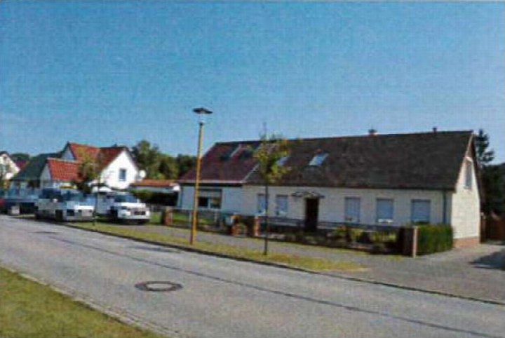Vorderansicht einer Doppelhaushälfte an der Dreetzer Straße 26 in Neustadt mit Sicht auf Fassade, Dach und Straße