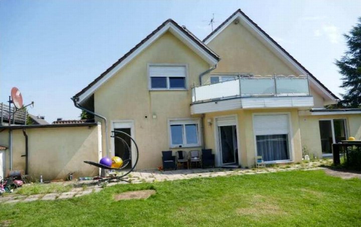 Hinterhof mit Rasenfläche, Terrasse und Gartenmöbeln eines Einfamilienhauses in Steinfurt, Wilderkamp 22