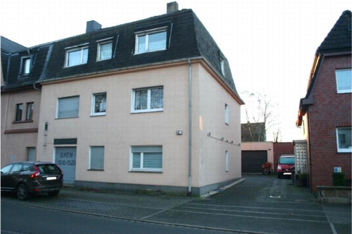 Seitenansicht eines mehrstöckigen Gebäudes mit Dachgauben, Fenstern und angrenzenden Häusern in Castrop-Rauxel, Gerther Str. 67