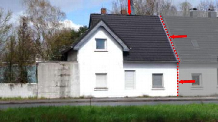 Außenansicht der Doppelhaushälfte Reeser Landstraße 140 in Wesel mit weißer Fassade, dunklem Dach und angrenzender Mauer