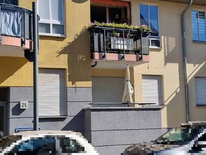 Fassade eines Mehrfamilienhauses mit Balkonen, Fenstern und Hausnummer 25 in Hennigsdorf, Ahornring 23
