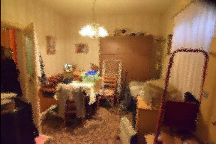 Innenraum eines Wohnbereichs mit Tisch, Stühlen, Kronleuchter und Schrank, leicht verschwommen und mit geringer Kontraststärke