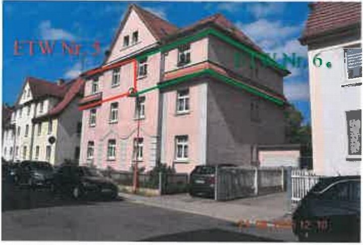 Fassade eines mehrstöckigen Wohnhauses in Gotha, Gabelsbergerstraße 13, mit markierten Wohnungen ETW Nr. 5 und 6, geparkten Autos und blauem Himmel