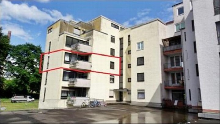 Seitenansicht eines Mehrfamilienhauses in Marl, Gudrunstraße 1a, mit markierter Wohnungsebene und Balkonen