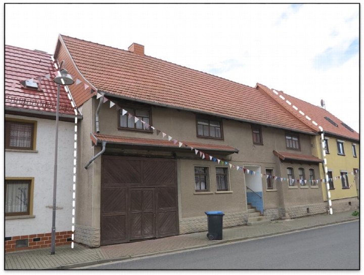 Einfamilienhaus in Apfelstädt, Hauptstraße 46, mit rotem Ziegeldach, brauner Garagentür und Eingangstreppe, dekoriert mit Wimpeln