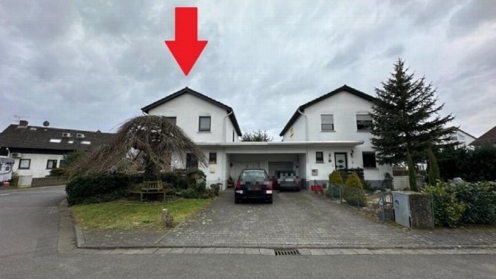 Vorderansicht eines Einfamilienhauses mit Doppelgarage, gepflastertem Vorplatz und Gartenanlage in Rödermark, Am Kreuz 20