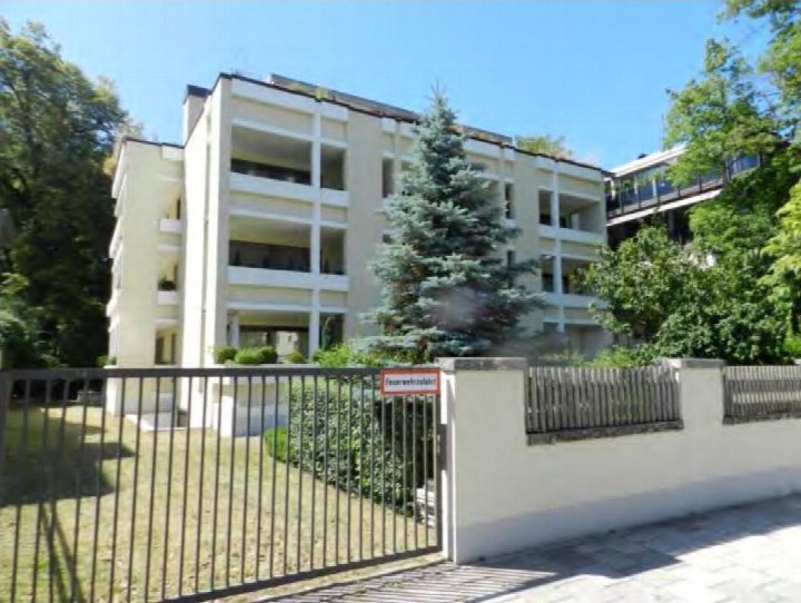 Außenansicht der Wohnanlage Möhlstraße 17 in München mit mehrstöckigem Gebäude, Balkonen und Einfahrtstor