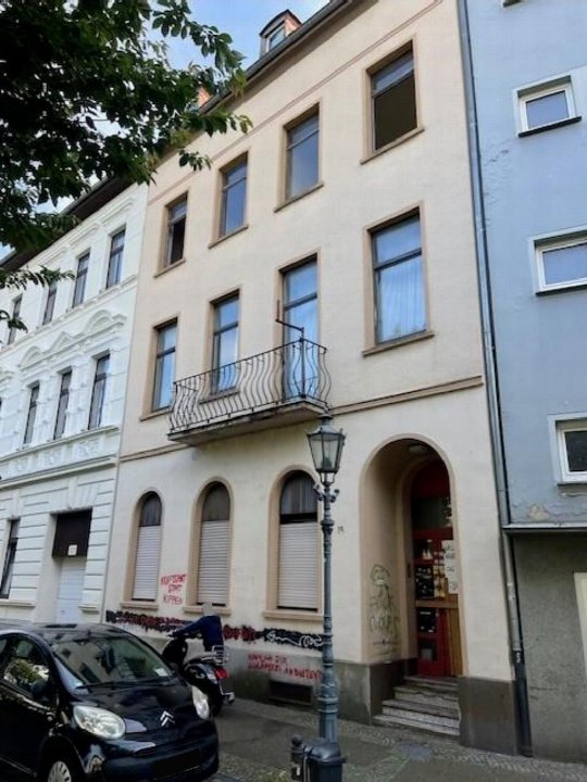 Fassade eines mehrstöckigen Gebäudes mit Balkon und Eingang, Alexanderplatz 19, Krefeld