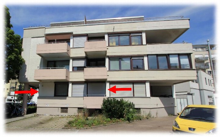 Außenansicht eines Mehrfamilienhauses mit unterirdischen Parkplätzen an der Arnulfstr. 12 in Neu-Ulm