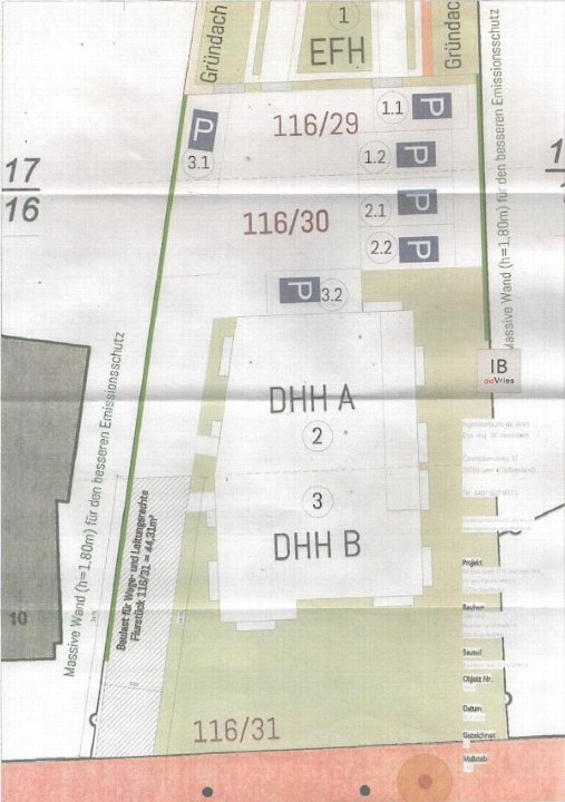 Lageplan mit Grundstücken 116/29, 116/30 und 116/31, Gebäuden DHH A und DHH B, Parkplätzen und Emissionschutzmauern