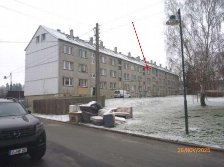 Seitenansicht eines mehrstöckigen Wohnhauses in Weimar, Friedensstr. 10, mit Schneebedecktem Grundstück und geparktem Fahrzeug
