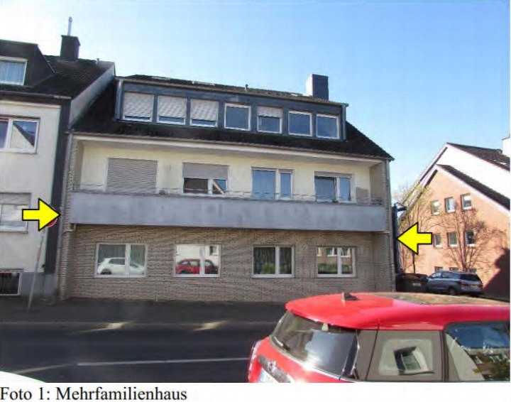 Außenansicht eines Mehrfamilienhauses mit Dachgauben, Balkon und Fenstern, Handstraße 64, Bergisch Gladbach
