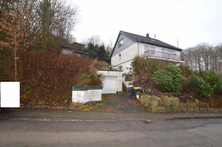 Seitenansicht eines Einfamilienhauses mit Garage, Auffahrt und Gartenanlage in Altena, Mondhahnstraße 20
