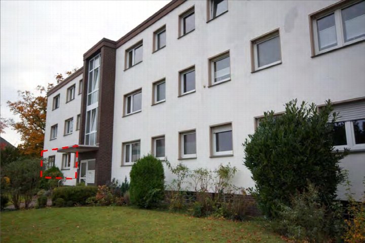 Fassade eines Mehrfamilienhauses mit Eingangsbereich und Vorgarten, Reumontstraße 67, Paderborn