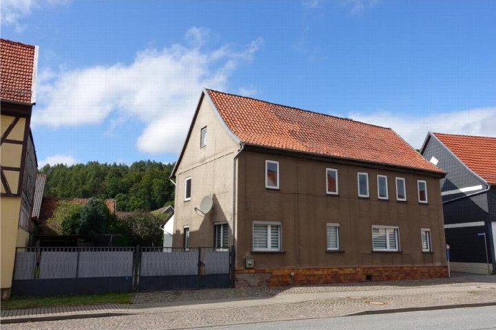 Zweistöckiges Gebäude mit rotem Ziegeldach und brauner Fassade, Ansicht von vorne, Harzstraße 5, 99768 Harztor