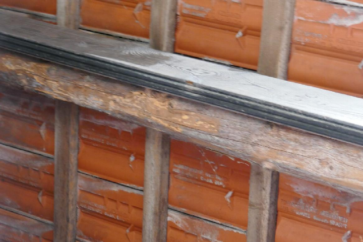 Dachansicht mit roten Ziegeln und Holzkonstruktion, Teil eines Einfamilienhauses in Lübbecke