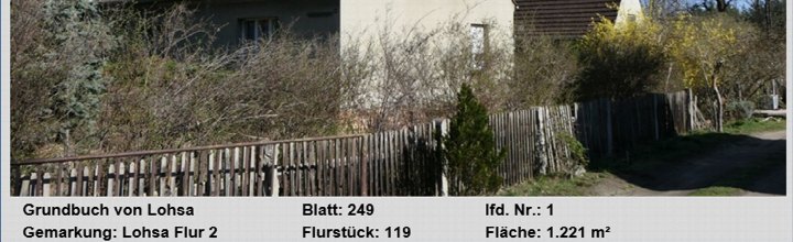 Gartenbereich mit Holzzaun, Sträuchern und Bäumen vor einem Gebäude in Lohsa, Flur 2, Flurstück 119