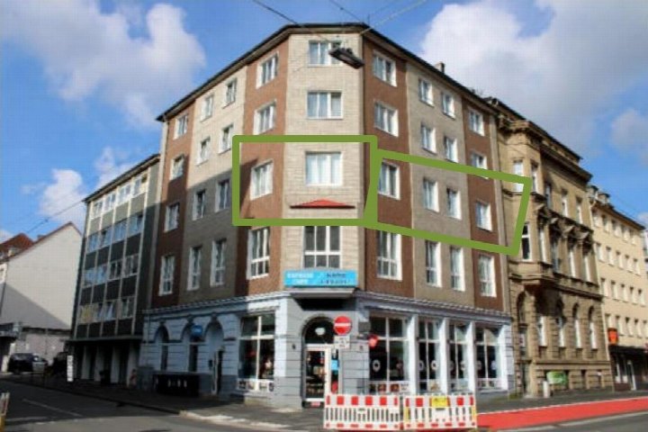Eckhaus in Hagen, Hindenburgstr. 20, mit Ladenlokal im Erdgeschoss und Wohnungen darüber, Tagesszene unter blauem Himmel