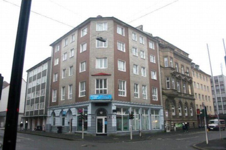 Eckfassade eines mehrstöckigen Wohnhauses an der Hindenburgstraße 20 in Hagen mit Erdgeschosswohnung und Ladenlokal