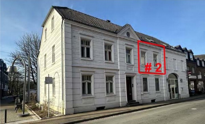 Fassade eines mehrstöckigen Gebäudes in Alpen, Rathausstraße 2, mit markierter Wohnung #2 im Obergeschoss