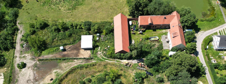 Luftbild des Grundstücks Schönefeld 5 in Niedergörsdorf OT Schönefeld mit Wohngebäude, Nebengebäuden, Garten und umliegender Grünfläche