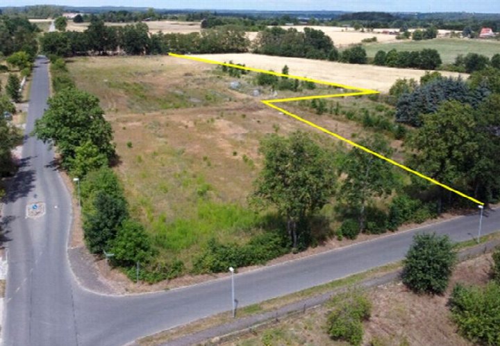 Luftbild eines unbebauten Grundstücks an der Ziemensstraße in Werder OT Glindow, umgeben von Wegen und Bäumen, mit gelben Linien zur Markierung der Grenzen
