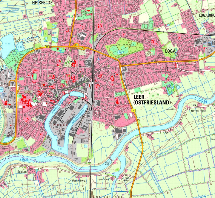 Lagekarte der Stadt Leer (Ostfriesland) mit Umgebung, darunter Heisfelde, Loga, Nettelburg und der Fluss Leda, mit Straßen, Gewässern und landwirtschaftlichen Flächen