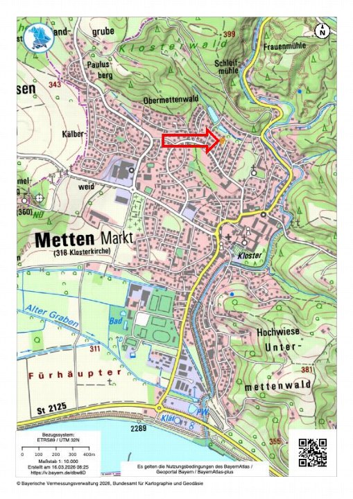 Lagekarte von Metten Markt mit Straßen, Höhenlinien und Gewässern; roter Pfeil markiert einen Bereich im Ortsteil Obermettenwald