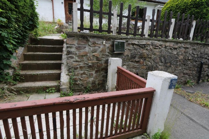 Eingangsbereich mit Steinmauer, Holztor und Treppenstufen zur Doppelhaushälfte Rödlitzer Straße 14 in Lichtenstein