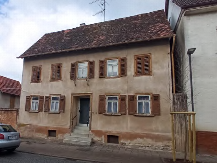 Zweistöckiges Gebäude mit Satteldach, Holzläden und Eingangstreppe, Ansicht von vorne, Hauptstraße 218, Echzell