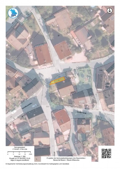 Flurkarte mit Grundstücksnummern, Straßenbezeichnungen und hervorgehobenem Grundstück 32 an der Kreuzung Schöffenstraße und Friedhofweg in Happurg