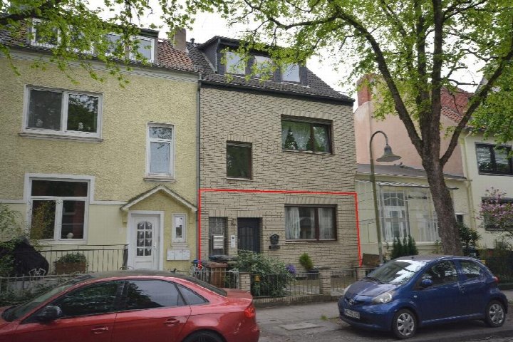Außenansicht der Wohnhausfassade in Bremen, Moorstr. 7, mit markierter Eigentumswohnung im Erdgeschoss und Obergeschoss