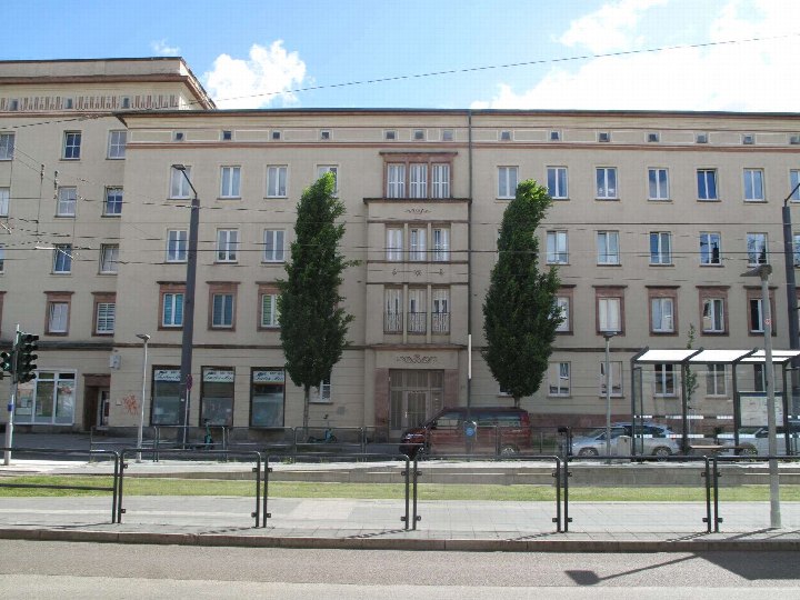 Fassade eines mehrstöckigen Wohnhauses in Chemnitz, Reitbahnstraße 25, mit Fenstern, Eingang und Straßenansicht
