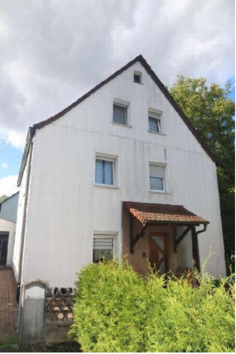 Vorderansicht eines weißen Einfamilienhauses mit Satteldach, Fenstern und überdachtem Eingangsbereich in Sulzbach-Rosenberg, Nürnberger Str. 25