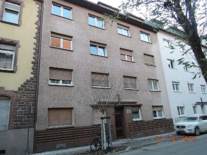 Fassade eines Mehrfamilienhauses in Ludwigshafen am Rhein, Blücherstraße 19, mit Eingang, Fenstern und Rollläden