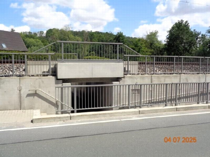 Betonunterführung mit Metallgeländern und Treppe als Zugangsbereich zur Immobilie in Großheringen, Jenaer Straße 6
