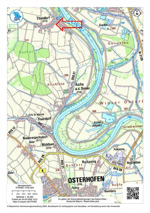Lagekarte von Osterhofen mit umliegenden Ortschaften, Flüssen und Straßen. Der rote Pfeil markiert eine Position nahe Thundorf