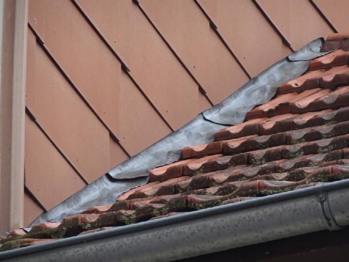 Dachansicht mit roten Ziegeln, Metallabdeckung und Regenrinne, Teil eines Gebäudes in Eschwege