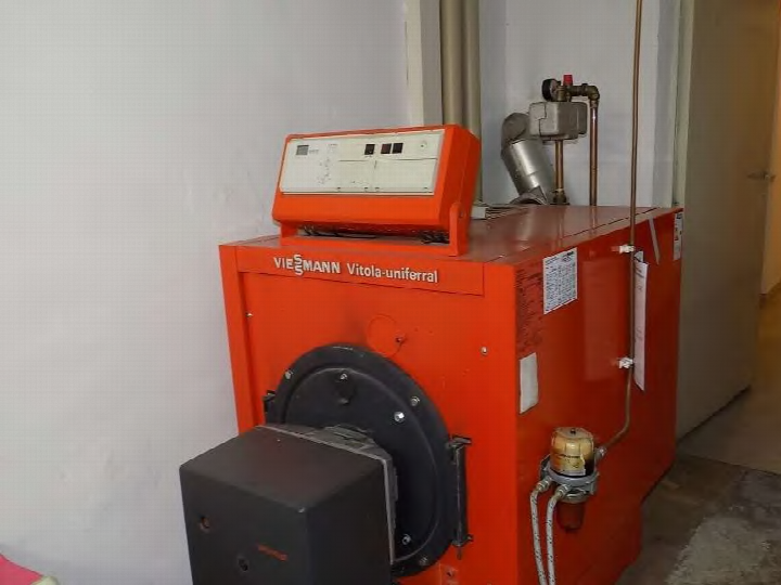Große orange Viessmann Heizungsanlage im Keller mit Rohrleitungen und Armaturen
