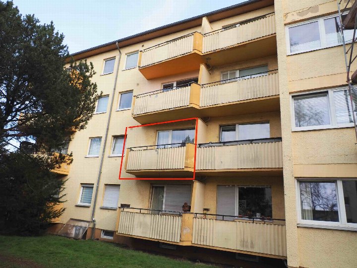 Außenansicht eines Mehrfamilienhauses mit Balkonen, Berlin, Grünlingweg 11, Eigentumswohnung