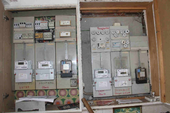 Elektrische Verteilungskästen mit Zähler und Schaltern in einem Innenraum des Einfamilienhauses in Aerzen, Am Markt 4