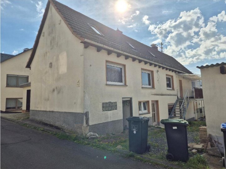 Seitenansicht eines Einfamilienhauses in Biedenkopf, Schützenstraße 5, mit Dachgauben, Fenstern und Außentreppe