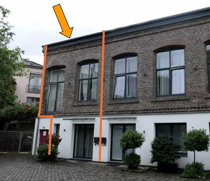 Fassade eines Mehrfamilienhauses mit Eingangstüren, Fenstern und Pflanzen im Vorgarten in Köln, Kyffhäuserstr. 41 d